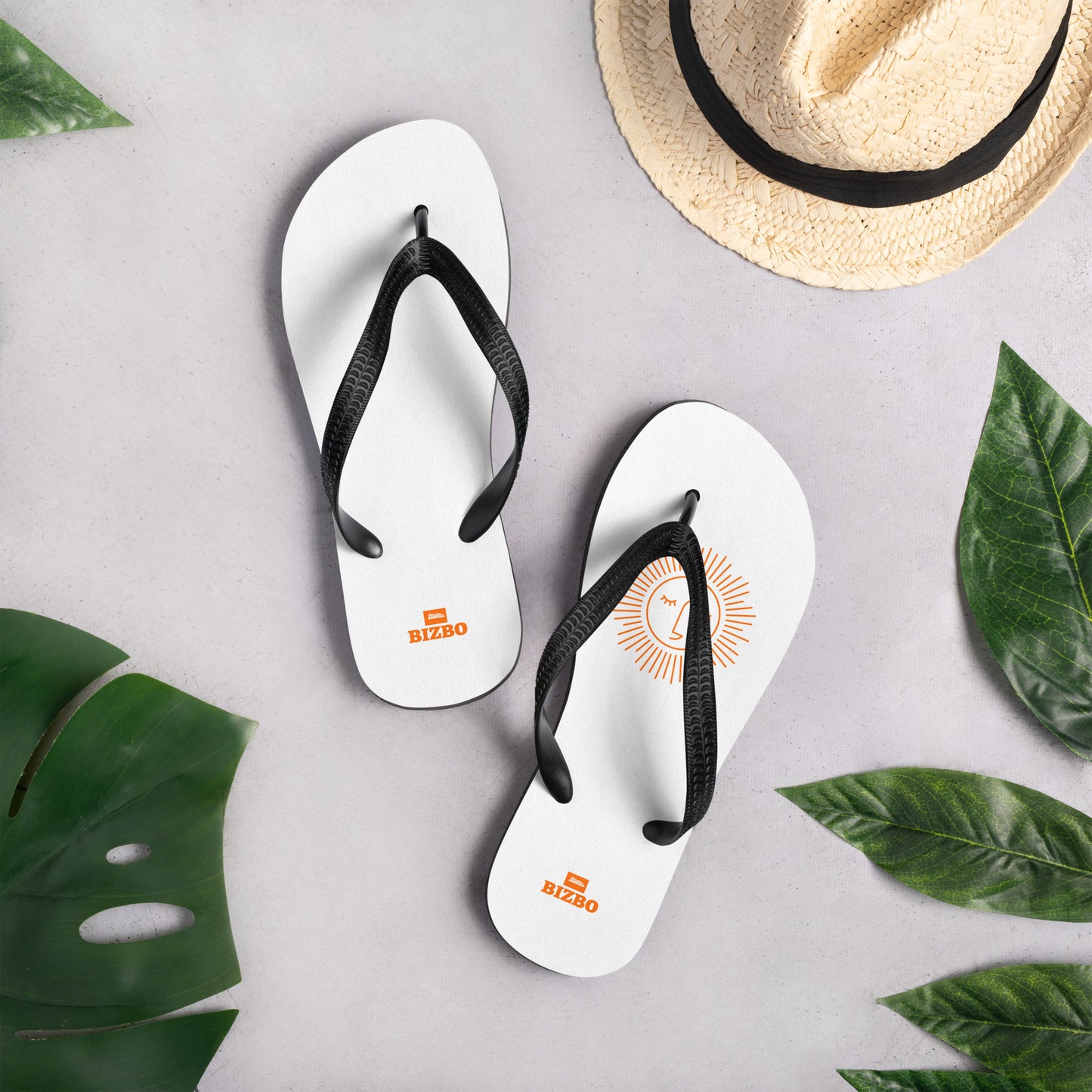 tongs avec fond blanc et logo orange
