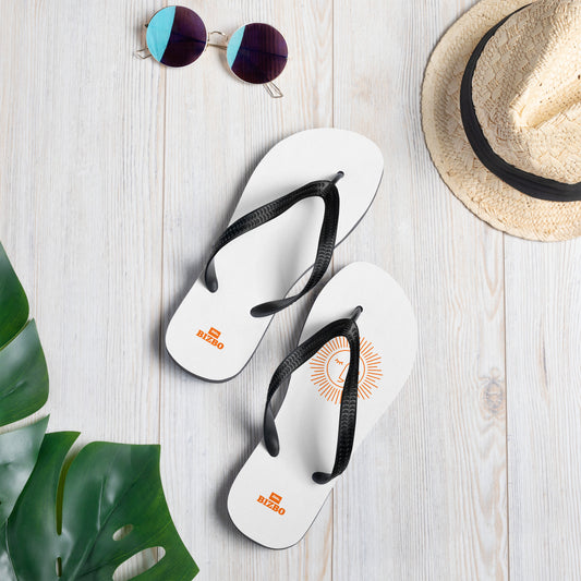 tongs avec fond blanc et logo orange